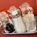 馬さんの店 龍仙 - 卓上】　醤油、酢、辣油、爪楊枝