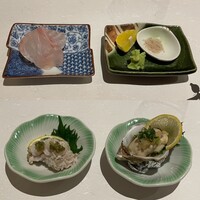 鮨 香輪 - 上、"あこう"の刺身、敢えて厚切りしたそうです。引き締まった身が堪能できました　下、家内はアレルギーで駄目なので私だけ坂越の牡蠣、これも旨みはあるけど嫌味なしで美味しい