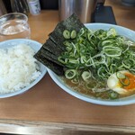 横浜らーめん 武蔵家 - 特製ラーメン＋九条ねぎ、サービスライス