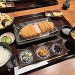かつ亭籠る - 美しいカツ！ご飯は一回だけ、おかわりできます。