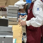 にしき堂  - 手早く包んでます