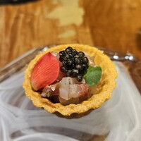 鉄板焼きWAGYU LIVERARY - 鮮魚のタルタル キャビア添え
                    