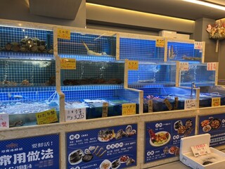 h Jumbo Seafood Restaurant - 魚がかなり大きい、グラム売り価格