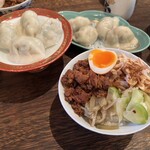 東京台湾 - （手前）魯肉飯と鶏肉飯のハーフ＆ハーフ （奥）名物水餃子
