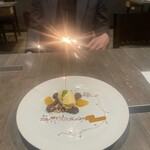 Bistro Kojiya - サプライズでバースデーのメッセージとミニ花火で飾られたデザートにしてくださいました。うれしい。