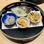江戸前寿司 日ノ出茶屋 - トラフグの煮凝り、白子、ベビーホタテ、白魚