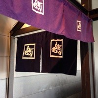 割烹 うおまん 中之島店 - 店内は個室とテーブル