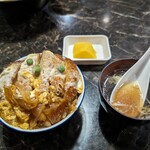 中華料理 末広 - ミニかつ丼400円(スープ、お新香付)