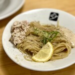 中華そば 高野 - 和え玉。
            きのこ系のお味なので、「これは絶対に合う！」と密かに半分残しておいた煮玉子をトッピングしていただきました♪
            ナイス、私！
            胡椒が効いて、カルボナーラのようです。