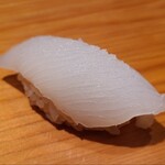 鮨 さかい - ⑩障泥烏賊(長崎県五島列島産、3日寝かせ)
      産卵は春～初夏、旬は初春～夏、寿命1年
      3日寝かせですが微かな張りを残した仕込み
      低脂肪なのでアミノ酸の旨みが主体、冬は少し脂が増すのか味わいが強くなります