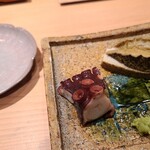 鮨 さかい - ②真蛸(福岡県志賀島産、雌)の軟らか煮
      ③黒鮑(佐賀県唐津産)の酒蒸し、肝ソース添え