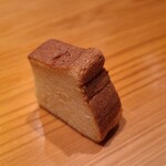 鮨 さかい - ㉕玉(芝海老と大和芋の擂り身入り)
      芝海老と大和芋で、ふっくら&しっとりの焼き上がり、穏やかな甘さが印象的です 