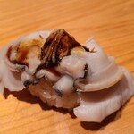 鮨 さかい - ㉒煮朝鮮蛤(千葉県九十九里産)
      初夏～夏が産卵期、旬は産卵前の春～初夏
      非常に軟らかく煮られ、奥行きのある旨みが噛むほどに拡がります
      蛤の味わいも良いのですが穏やかなツメも好み