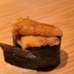 鮨 さかい - ⑳蝦夷馬糞雲丹(北海道厚岸産)軍艦巻き
      産卵は夏～秋、旬は初夏～夏
      雲丹を頂く時はは5秒ホールド
      ハッキリとした甘みと濃いめの旨み、複雑な後味に余韻を感じます