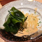 鮨 さかい - ⑤鮟肝(北海道余市産)の肝酢&若布(徳島県鳴門産)
      鮟肝に酢を加えて、まるで鮟肝マヨネーズ！
      若布で最後まで拭い取り楽しみ尽くします 