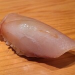 鮨 さかい - ⑫寒鰆漬け(長崎県対馬列島産、3日寝かせ)
      産卵は春～夏、旬は秋～春
      旬ど真ん中の寒鰆、しっかり寝かせて溶けるような舌触り、脂がしっかりのり濃厚な旨みが拡がります