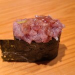 鮨 さかい - ⑥葱トロ軍艦巻き
      脂ののった中落ちを葱と山葵と合わせて、すっきりとした後味に仕上げてあります