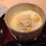 鮨 さかい - ⑦帆立貝柱(北海道根室産)入り出汁茶碗蒸し、解し毛蟹(北海道噴火湾産)載せ
      毛蟹の解し身の旨みと帆立貝柱の旨み、優しい出汁茶碗蒸しの円やかな旨みと舌触りと共に楽しみました