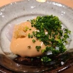 鮨 さかい - ⑤虎河豚(福岡県鐘崎産)、鮟肝(北海道余市産)の肝酢掛け、芽葱掛け
      虎河豚は体脂肪率4%と脂は少なくアミノ酸が多く含まれ旨みが豊か
      そこに鮟肝のコクを加え艶やかさを加えます 