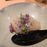 鮨 さかい - ④紫雲丹(福岡県宗像産)、フレッシュキャビア、甘酢ジュレ掛け、削り柚子皮掛け、紫蘇の花載せ
      紫雲丹のスッキリとした上品な甘みと旨み、フレッシュキャビアの塩みのある旨みとコクを余さず味わい尽くします