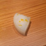 鮨 さかい - ㉑べったら漬け、削り黄柚子皮掛け
      甘過ぎず爽やか、少し舌をリセット 