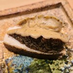 鮨 さかい - ③黒鮑(佐賀県唐津産)の酒蒸し、肝ソース添え
      産卵は秋～冬、旬は初夏～夏
      冬は海藻の食べている量が少なく、加熱時間が長いと物凄く縮むので、夏より蒸し時間は短め
      弾力と旨みのバランスが良く秀逸 