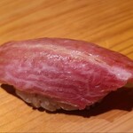 鮨 さかい - ⑯本鮪大トロ(宮城県塩釜産、128kg)
      豊富なサシが入り、人肌よりも温かめのシャリが脂を活性化させ旨みに奥行きを与えています
      また薫りも華やかで赤酢シャリと渾然一体となりとても美味しい 