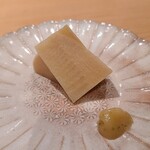 鮨 さかい - ①筍(熊本県産)、山椒の木の芽味噌添え
      薄味で煮られた筍、優しい香りと甘みに先取りな春の伊吹を感じます
      山椒の木の芽味噌でアクセントを加え、味わいの変化も楽しみます 