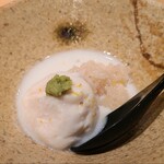 鮨 さかい - ⑧炭火焼き虎河豚白子、真鱈白子の摺り流し、赤酢シャリのマイクロ丼
      炙られた虎河豚白子のモチッとした皮の下にはトロトロな上品でコクのあるクリーム、真鱈白子のコクとWで超濃厚な味わいです