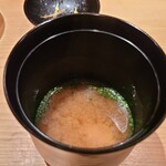 鮨 さかい - ⑲赤出汁(寒鮃アラのお出汁)
      生臭さが無いので1度焼いて使っているのかと思ったら水洗いのみ、少しでも血が残ると直ぐに臭みが出るので大変
      綺麗な旨みが味わえる赤出汁はなかなかありません 