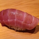 鮨 さかい - ⑮本鮪中トロ(宮城県塩釜産、128kg)
      肴の提供中に切り分けられ室温へ戻されます
      本鮪の脂は41℃で溶けるのですが、溶け出しが滑らかであっという間に濃厚な脂の旨みが艶やかに拡がります