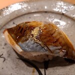 鮨 さかい - ㉓蒸し穴子(長崎県対馬列島産)
      産卵は初夏～初秋、旬は夏～秋
      ふわふわと軟らかい煮穴子、温かいシャリ
      口の中に入れた瞬間にシャリがほどけます
      一気に拡がる旨みツメも濃過ぎず軽やかな後味 