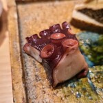 鮨 さかい - ②真蛸(福岡県志賀島産、雌)の軟らか煮
      産卵は初夏～初秋、2度目の旬となる晩秋～冬は旨味が強くなります
      軟らかくもしっかりとした弾力、噛むほどに旨みが拡がります 