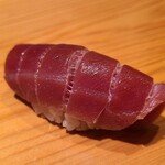 鮨 さかい - ⑭本鮪赤身(宮城県塩釜産、128kg)
      近海本鮪の産卵は春～夏、旬は初秋～冬
      軽くサシが入っていて状態が良く赤身独特の風味があり、軽めの漬けで酸味が程好く明確な旨みはありますがサッパリしています