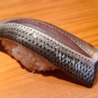 鮨 さかい - ⑬小鰭(熊本県天草産)
                    新子→小鰭→中墨→鮗、産卵は春、小鰭の旬は夏、寿命3年
                    塩振りと〆具合は旨みと香りのバランスが○
                    魚の成長度合いによって塩振り量が変わる熟練の技が必要なネタですね 