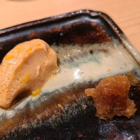 鮨 さかい - ⑨裏漉し鮟肝(北海道余市)と微塵切り奈良漬け
                      産卵は春～初夏、旬は秋～春で特に晩冬が絶品
                      裏漉し鮟肝は滑らかクリーミーでコクがあり、奈良漬けのシャキとした食感も楽しめる逸品