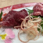 馬肉料理 菅乃屋 - 　　　　　　　↑ 赤身　　　　　　　　　　　↑ 霜降り