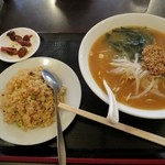 香港市場 - 味噌ラーメン＋半チャーハン￥６８０