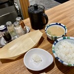 天ぷらの山 - 配膳の準備が進む