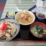 ロッジ　フレンドリー - 舞茸めし定食、もつ煮込み