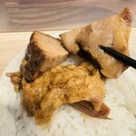 とんぼ庵 - 【半ライス＝肉の塊】