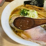 とんぼ庵 - 【醤油らぁめん＝スープ】
