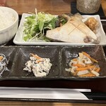 神蔵 - 日替わり魚定食750円。本日はブリカマです。