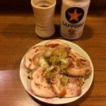 麺通 - おつまみちゃーしゅー 350円缶ビール 400円