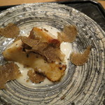 虎白 - 炭火焼きしたマナガツオと海老芋、トリュフと鰹、牛乳、葛のソース、トリュフを散らして