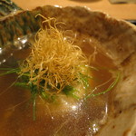 虎白 - 煎る前の胡麻豆腐、牛蒡をのせて、すっぽんのスープ