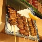 串焼き市場 - 串焼きの盛合せ。同じ種類が２本づつ出てきます。