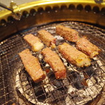 Amiyaki tei - 厚切りミスジ(焼いてるとこ)