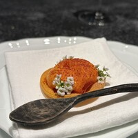 Florilege - 【アミューズ】★★★★ ②ワッフル・サワークリーム　いくら
                  カリッとした食感の上で甘味とサワーの酸味、そしていくらの瑞々しい甘味が弾ける。