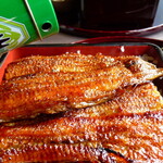 うな昇 - 特上うな重　山椒の粉をふりかけて